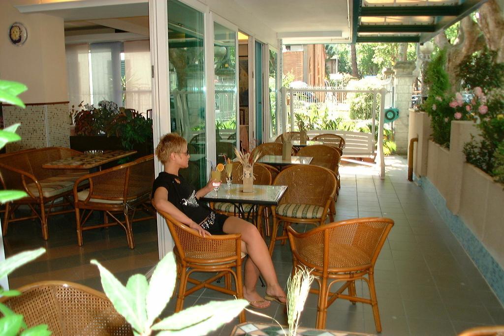 Hotel Kadett Ріміні Екстер'єр фото
